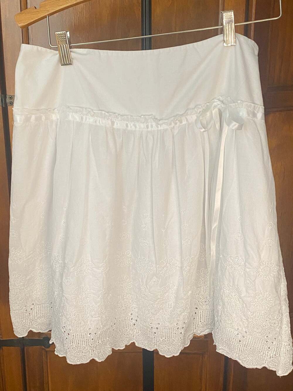 Womenās White Eyelet Embroidered Floral Skirt Flat Front Side Zip Scalloped Hem